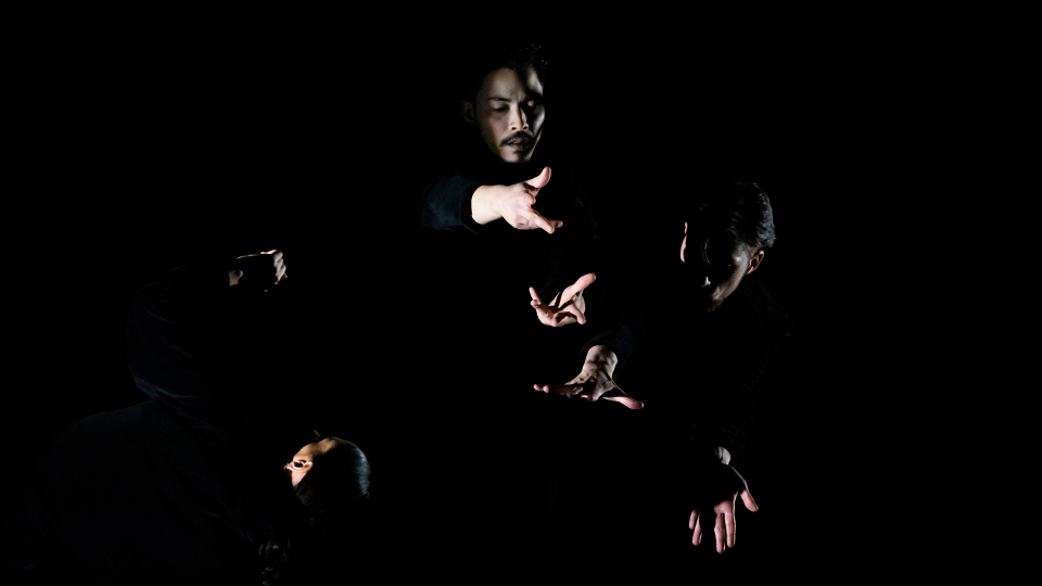 Les yeux fermés